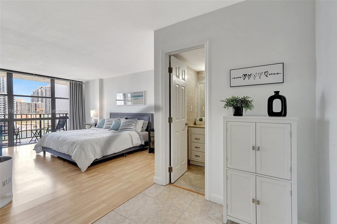 Recently Sold: $289,000 (2 beds, 1 baths, 1075 Square Feet)