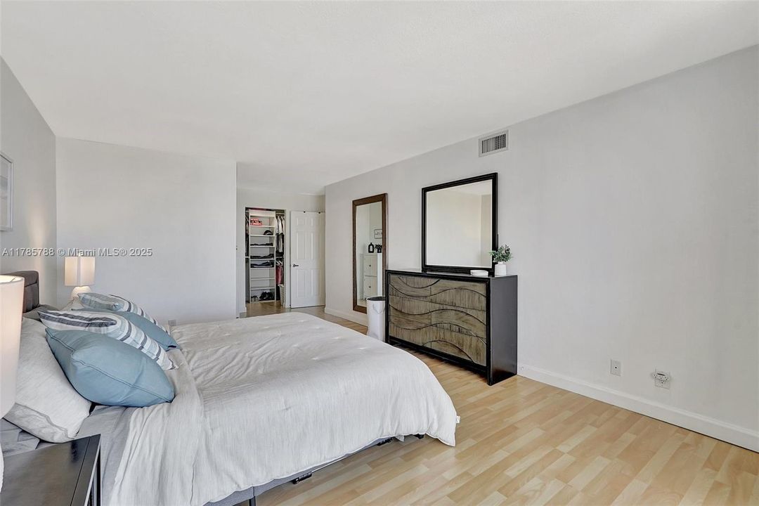 Recently Sold: $289,000 (2 beds, 1 baths, 1075 Square Feet)