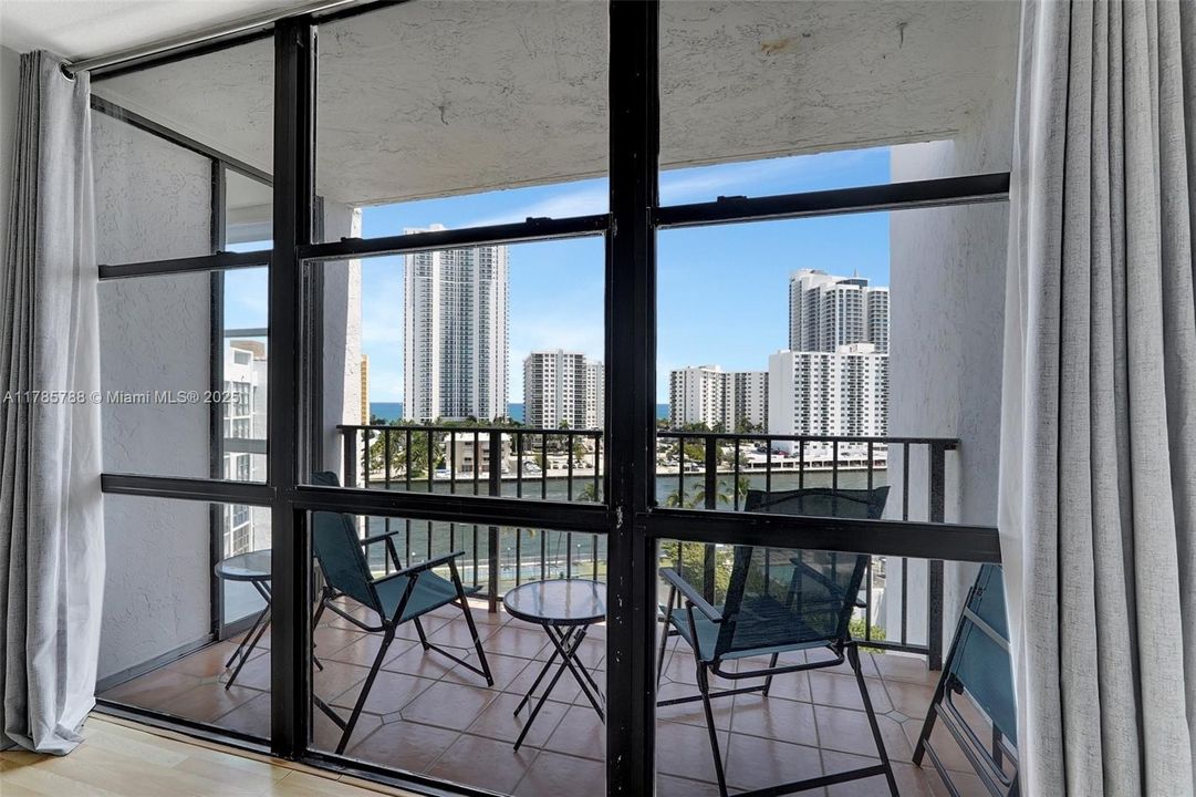 Recently Sold: $289,000 (2 beds, 1 baths, 1075 Square Feet)