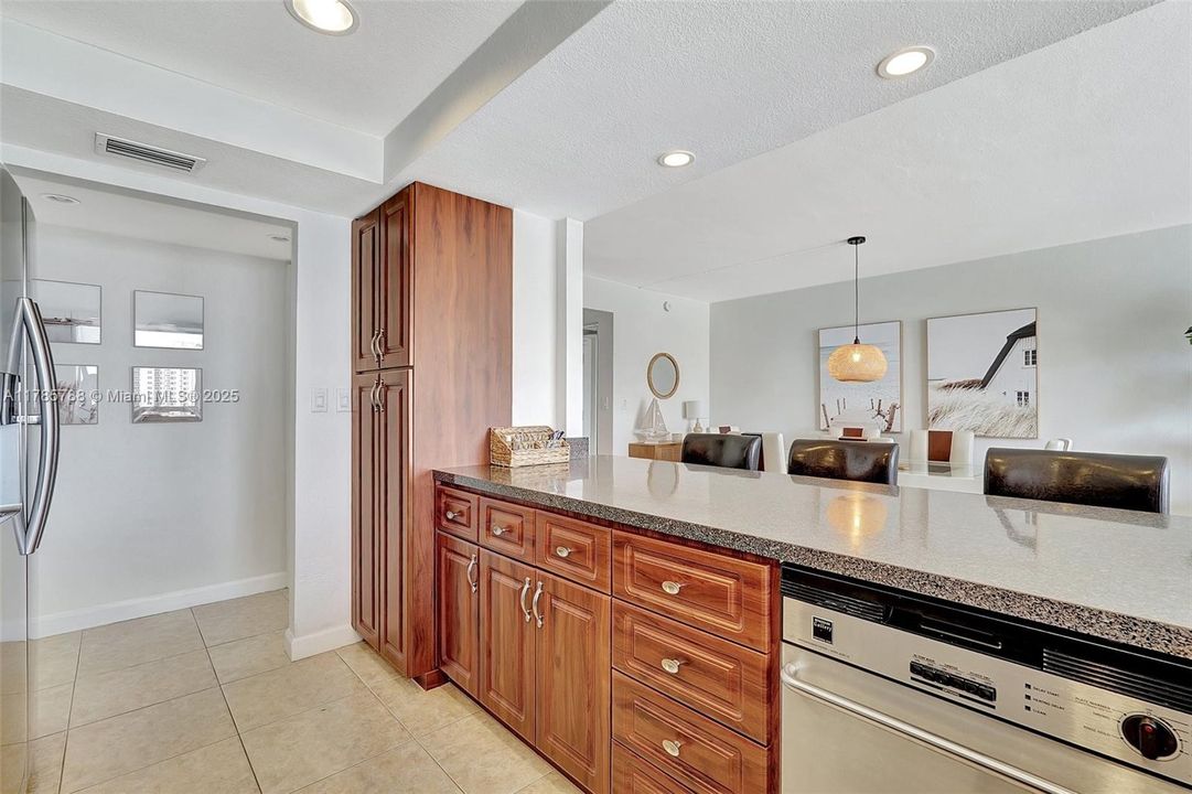 Recently Sold: $289,000 (2 beds, 1 baths, 1075 Square Feet)