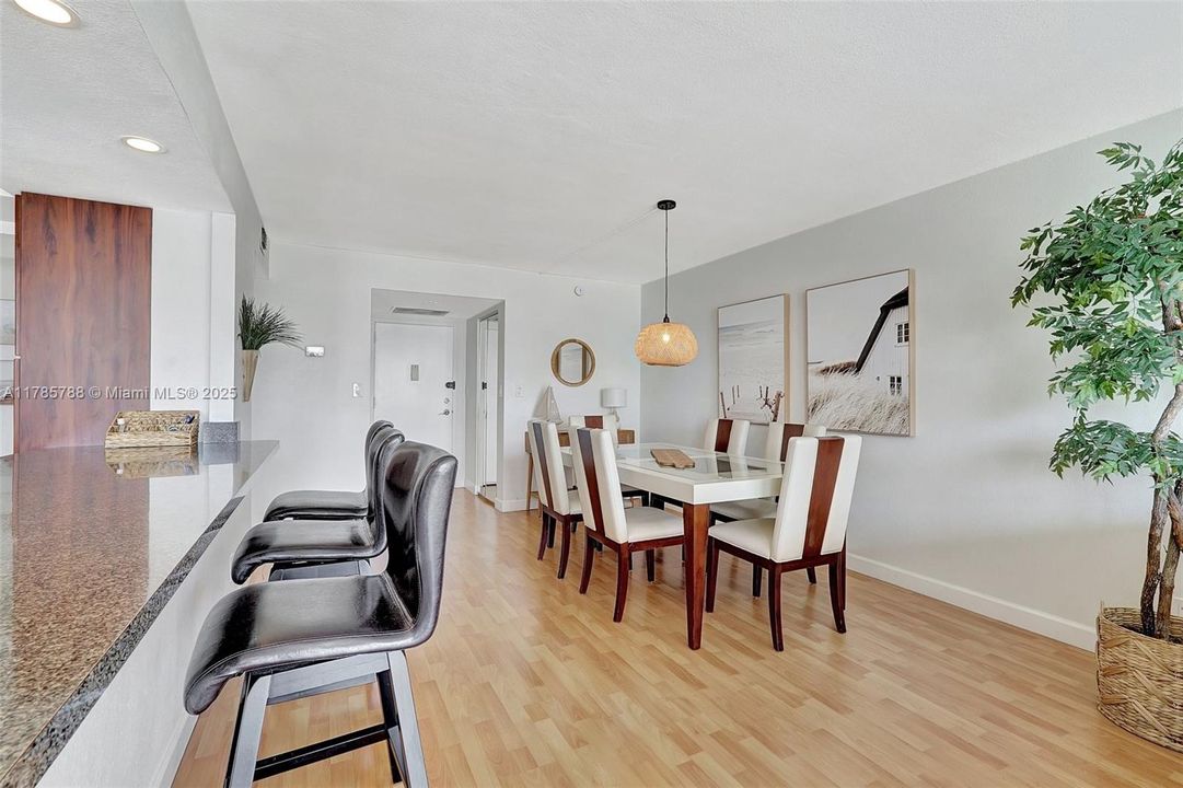 Recently Sold: $289,000 (2 beds, 1 baths, 1075 Square Feet)