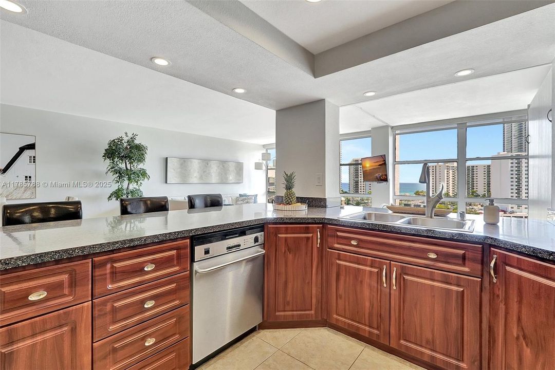 Recently Sold: $289,000 (2 beds, 1 baths, 1075 Square Feet)