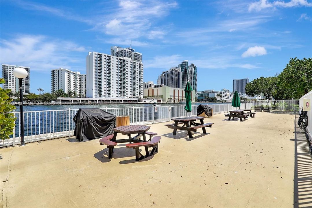 Recently Sold: $289,000 (2 beds, 1 baths, 1075 Square Feet)