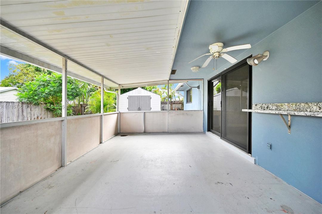 Под контрактом: $509,900 (2 спален, 2 ванн, 1208 Квадратных фут)