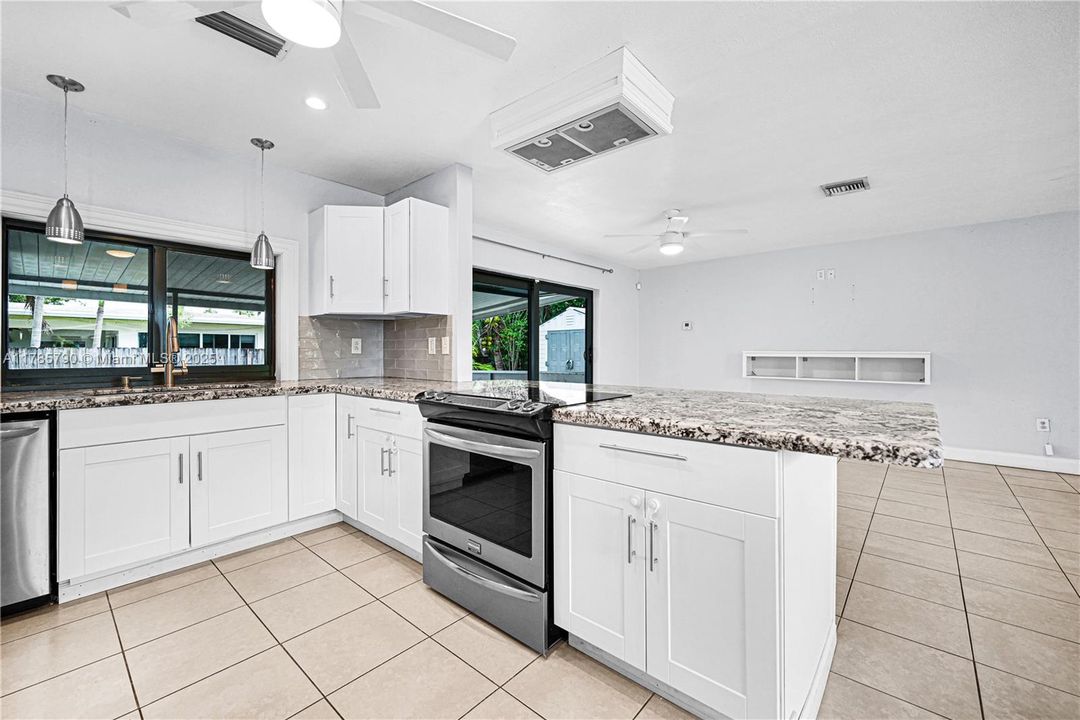 Под контрактом: $509,900 (2 спален, 2 ванн, 1208 Квадратных фут)