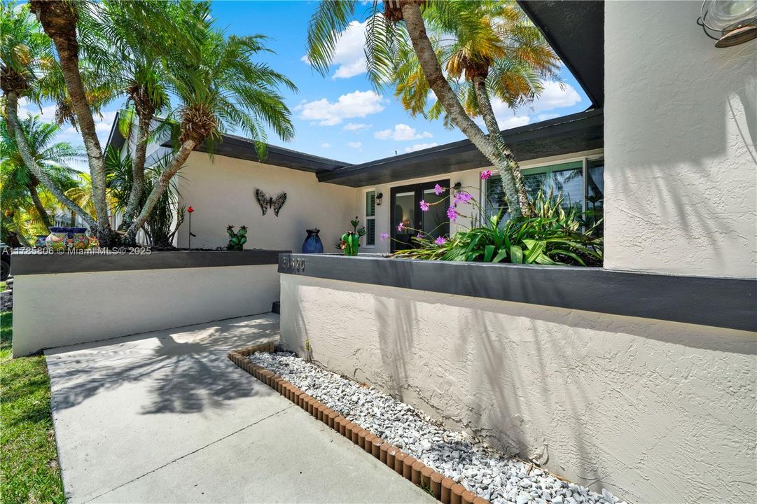 Recently Sold: $749,900 (4 beds, 2 baths, 1924 Square Feet)