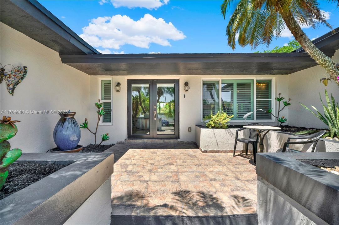 Recently Sold: $749,900 (4 beds, 2 baths, 1924 Square Feet)