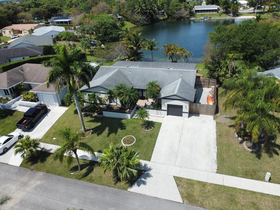 Recently Sold: $749,900 (4 beds, 2 baths, 1924 Square Feet)