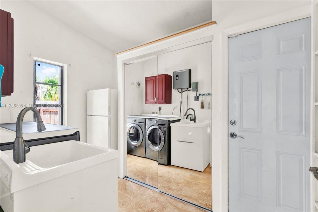 Recently Sold: $749,900 (4 beds, 2 baths, 1924 Square Feet)