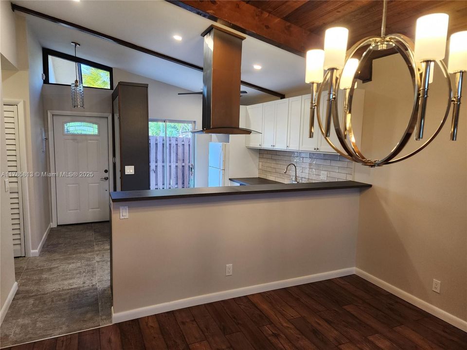 Недавно продано: $297,000 (2 спален, 2 ванн, 960 Квадратных фут)