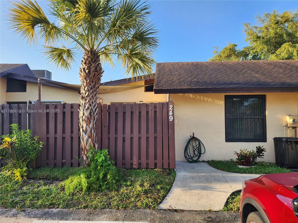 Недавно продано: $297,000 (2 спален, 2 ванн, 960 Квадратных фут)