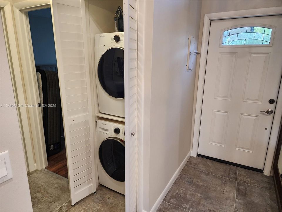 Недавно продано: $297,000 (2 спален, 2 ванн, 960 Квадратных фут)