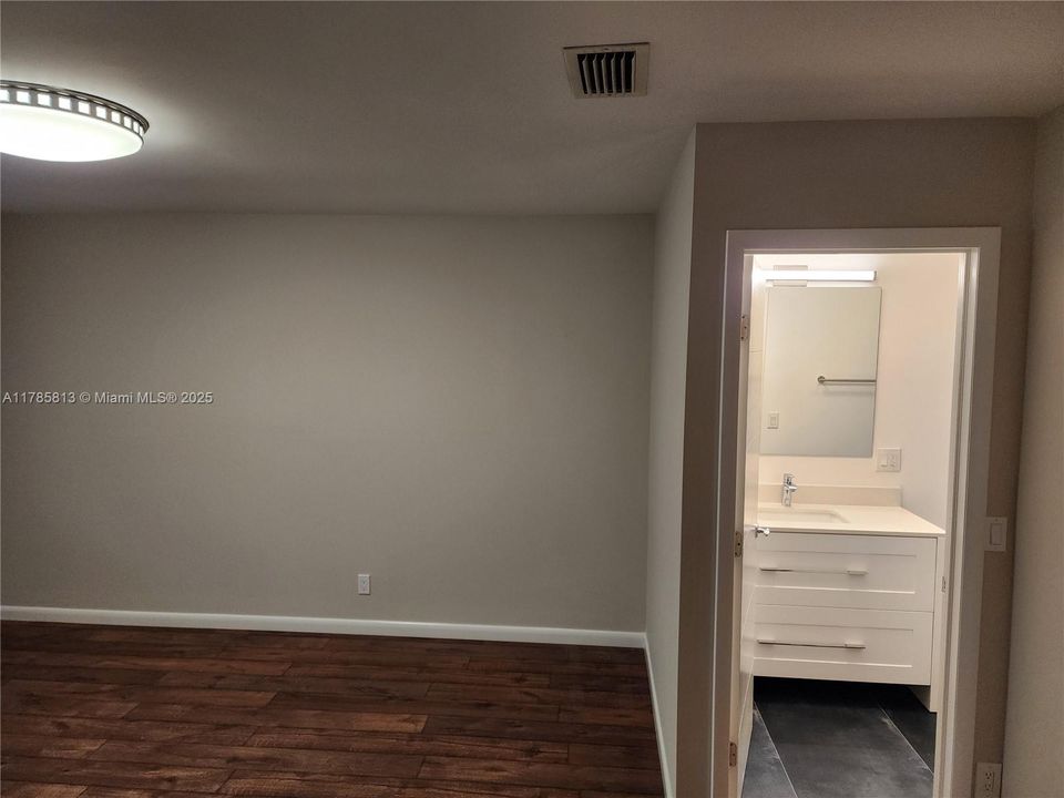 Недавно продано: $297,000 (2 спален, 2 ванн, 960 Квадратных фут)