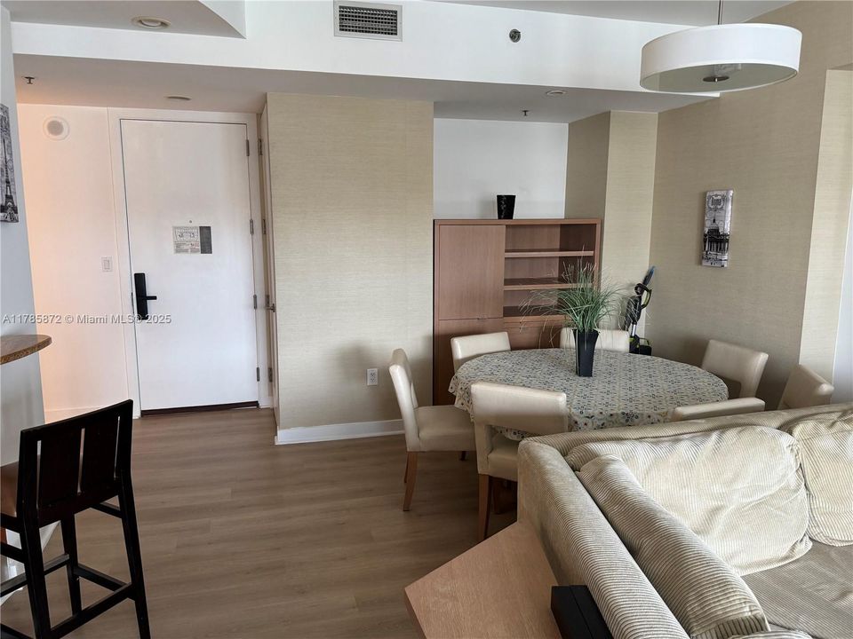 出租: $6,000 (2 贝兹, 2 浴室, 1290 平方英尺)