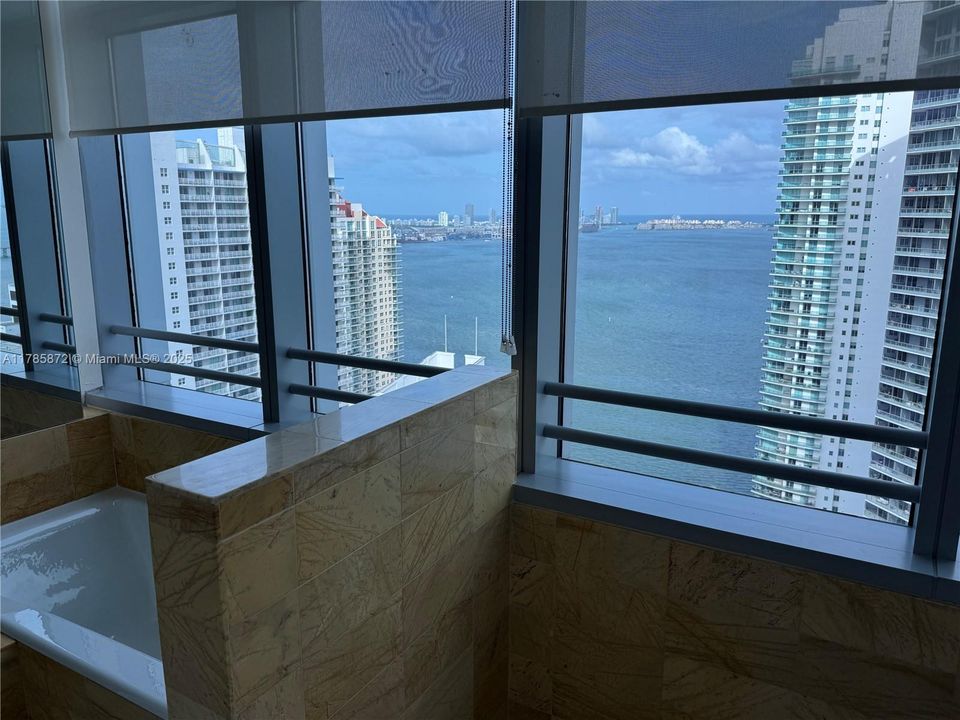 出租: $6,000 (2 贝兹, 2 浴室, 1290 平方英尺)