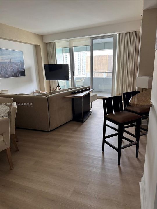 出租: $6,000 (2 贝兹, 2 浴室, 1290 平方英尺)