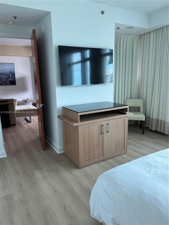 出租: $6,000 (2 贝兹, 2 浴室, 1290 平方英尺)