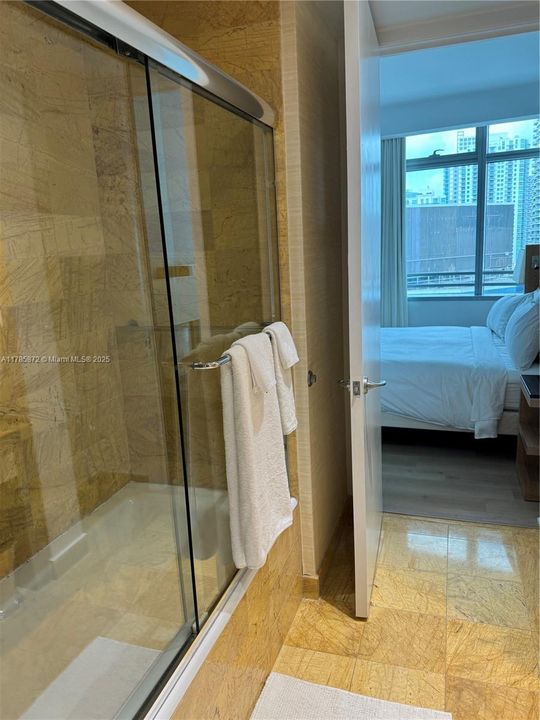 出租: $6,000 (2 贝兹, 2 浴室, 1290 平方英尺)