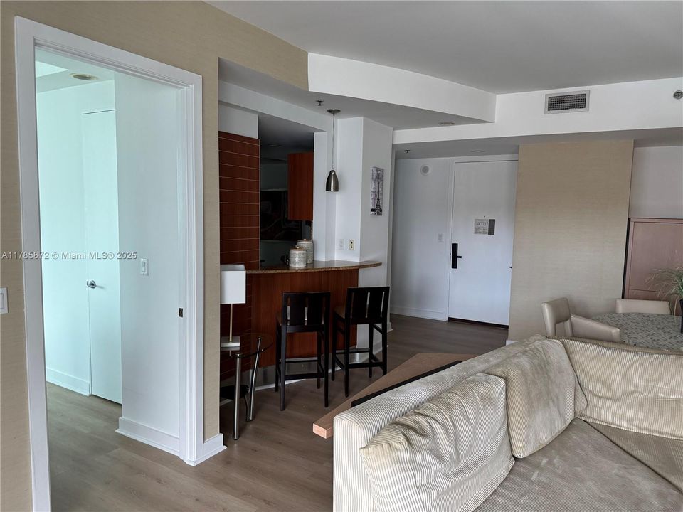 出租: $6,000 (2 贝兹, 2 浴室, 1290 平方英尺)