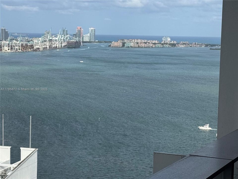 出租: $6,000 (2 贝兹, 2 浴室, 1290 平方英尺)