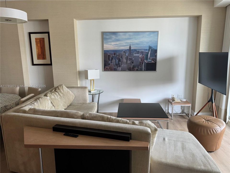 出租: $6,000 (2 贝兹, 2 浴室, 1290 平方英尺)