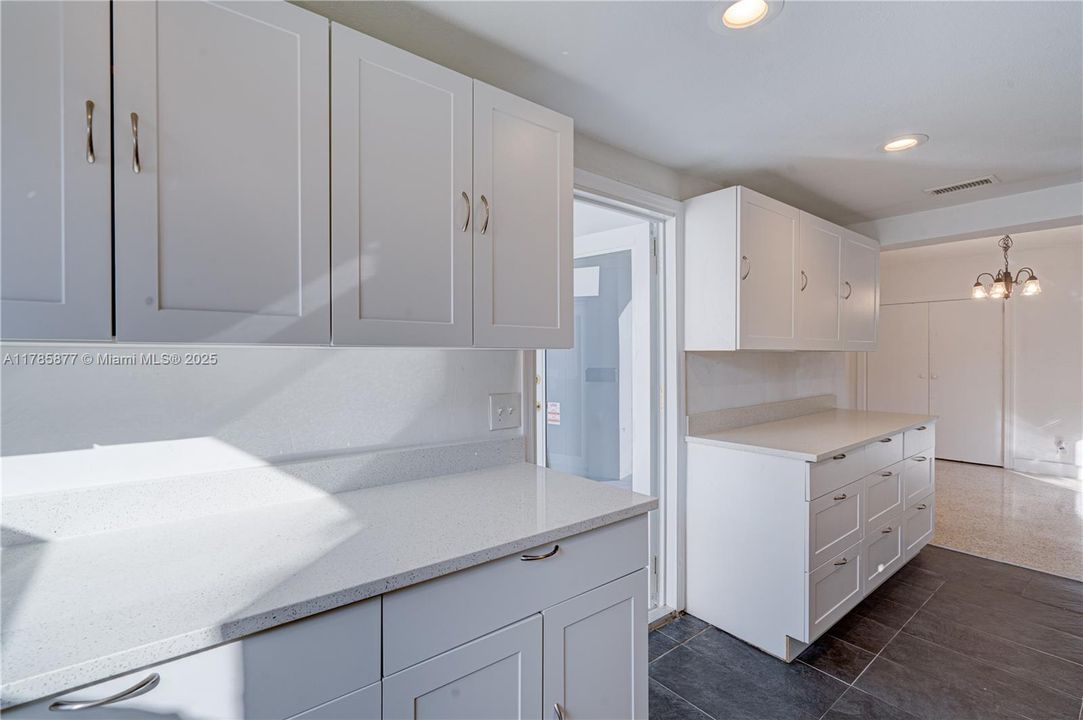 Недавно продано: $760,000 (4 спален, 3 ванн, 1863 Квадратных фут)