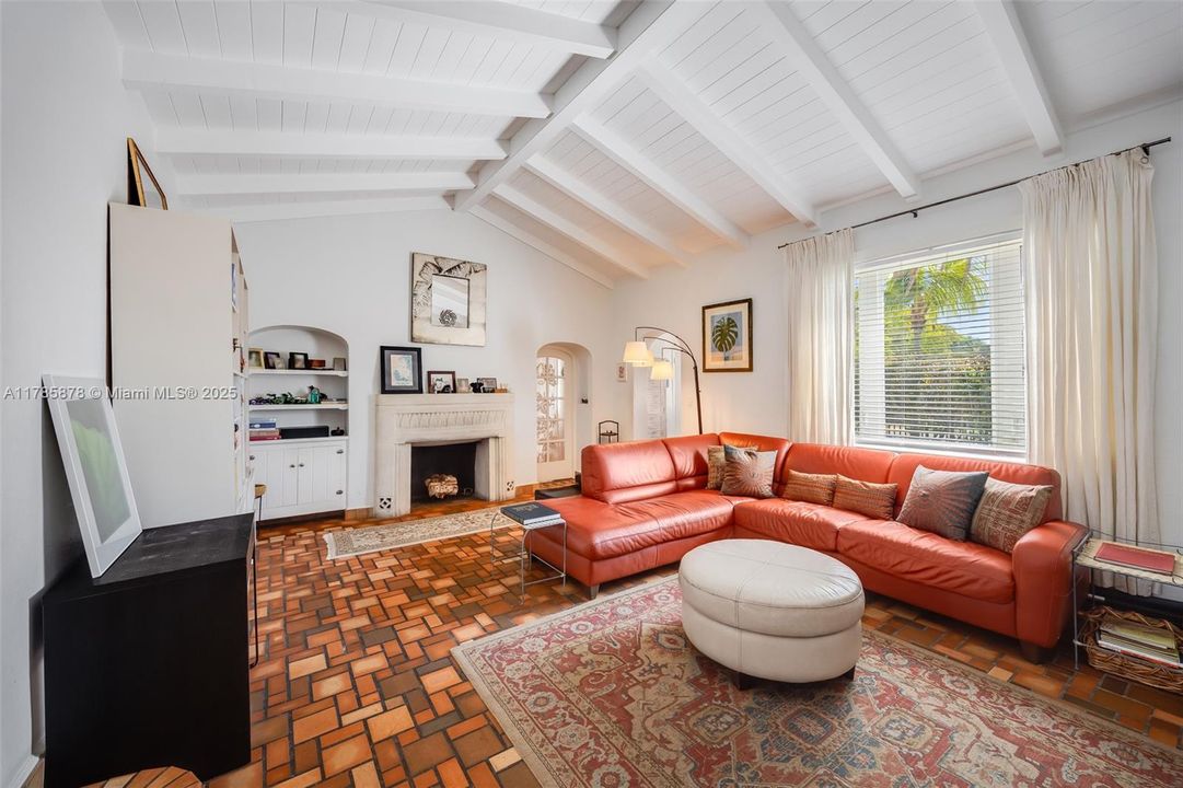 Recently Sold: $2,200,000 (4 beds, 3 baths, 2836 Square Feet)