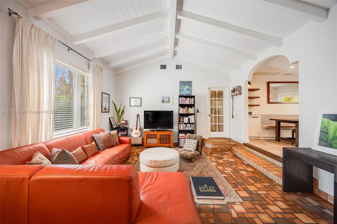 Recently Sold: $2,200,000 (4 beds, 3 baths, 2836 Square Feet)