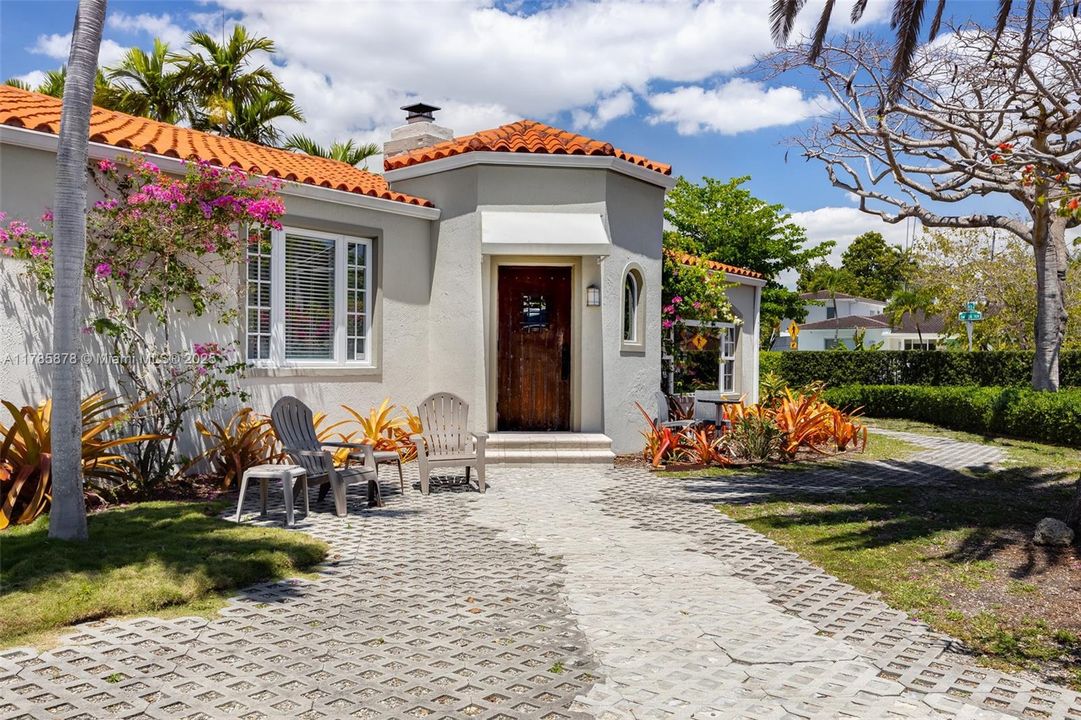 Recently Sold: $2,200,000 (4 beds, 3 baths, 2836 Square Feet)