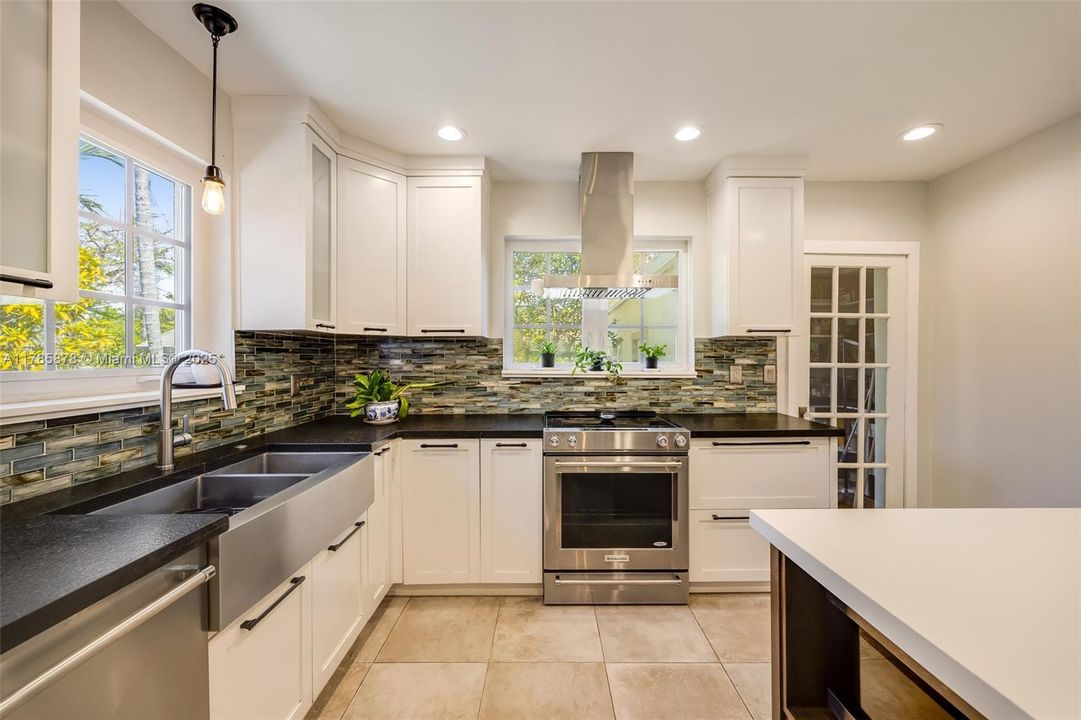 Recently Sold: $2,200,000 (4 beds, 3 baths, 2836 Square Feet)