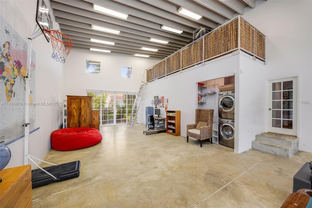 Recently Sold: $2,200,000 (4 beds, 3 baths, 2836 Square Feet)