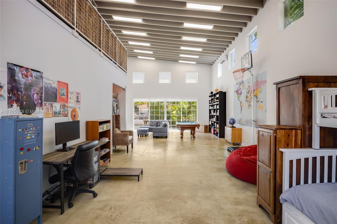 Recently Sold: $2,200,000 (4 beds, 3 baths, 2836 Square Feet)