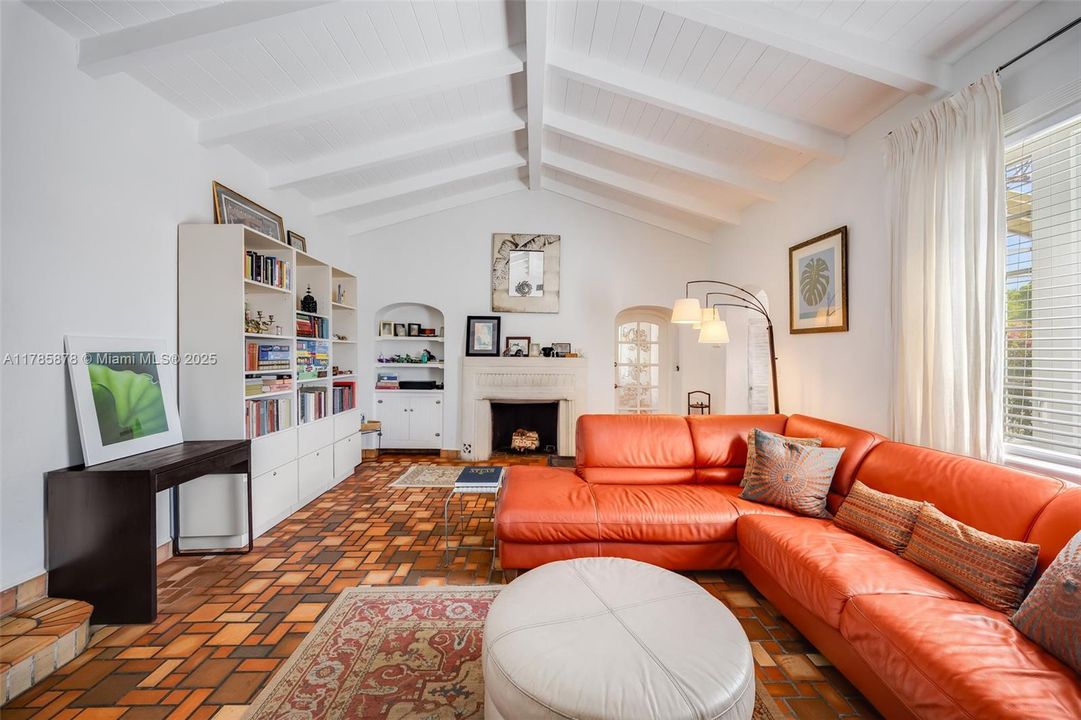 Recently Sold: $2,200,000 (4 beds, 3 baths, 2836 Square Feet)