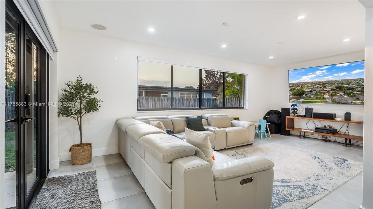 Vendido Recientemente: $660,000 (3 camas, 2 baños, 1606 Pies cuadrados)