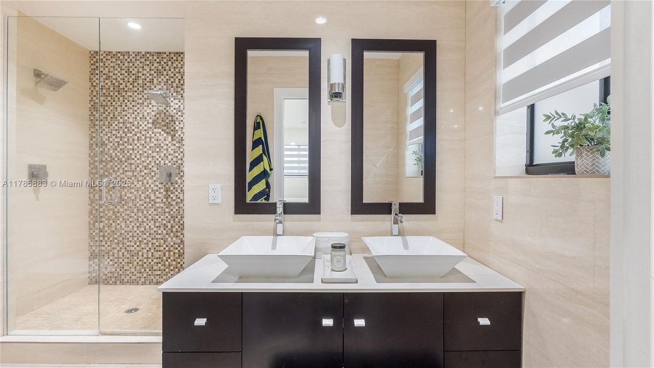 Vendido Recientemente: $660,000 (3 camas, 2 baños, 1606 Pies cuadrados)