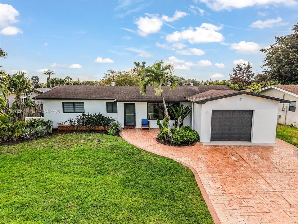 Vendido Recientemente: $660,000 (3 camas, 2 baños, 1606 Pies cuadrados)