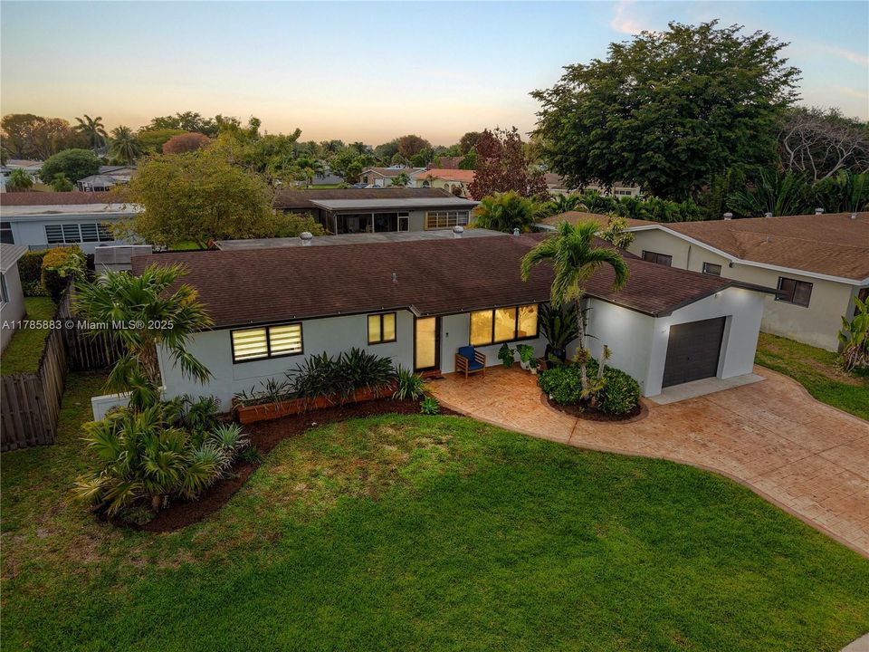 Vendido Recientemente: $660,000 (3 camas, 2 baños, 1606 Pies cuadrados)