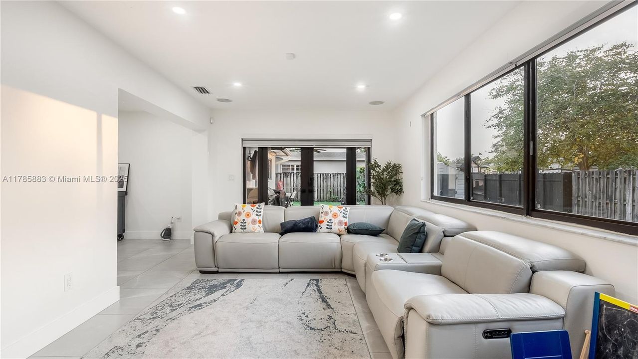 Vendido Recientemente: $660,000 (3 camas, 2 baños, 1606 Pies cuadrados)