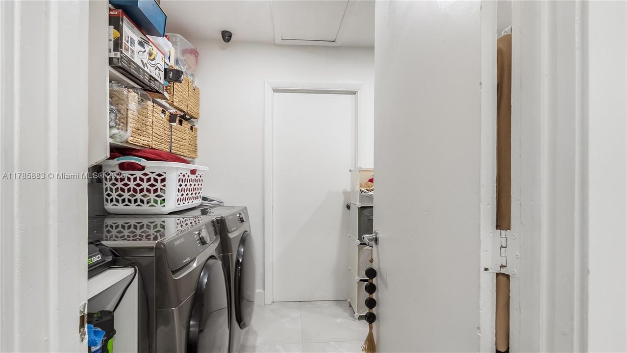 Vendido Recientemente: $660,000 (3 camas, 2 baños, 1606 Pies cuadrados)