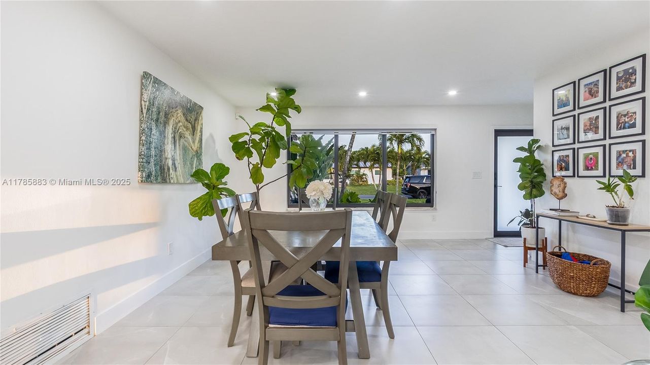 Vendido Recientemente: $660,000 (3 camas, 2 baños, 1606 Pies cuadrados)