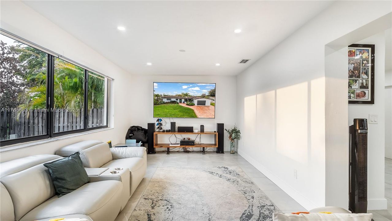 Vendido Recientemente: $660,000 (3 camas, 2 baños, 1606 Pies cuadrados)