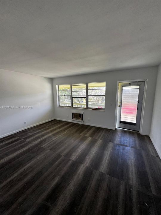 For Sale: $65,000 (1 beds, 1 baths, 570 Square Feet)