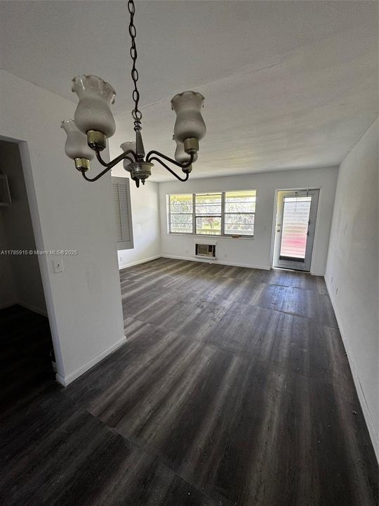 For Sale: $65,000 (1 beds, 1 baths, 570 Square Feet)