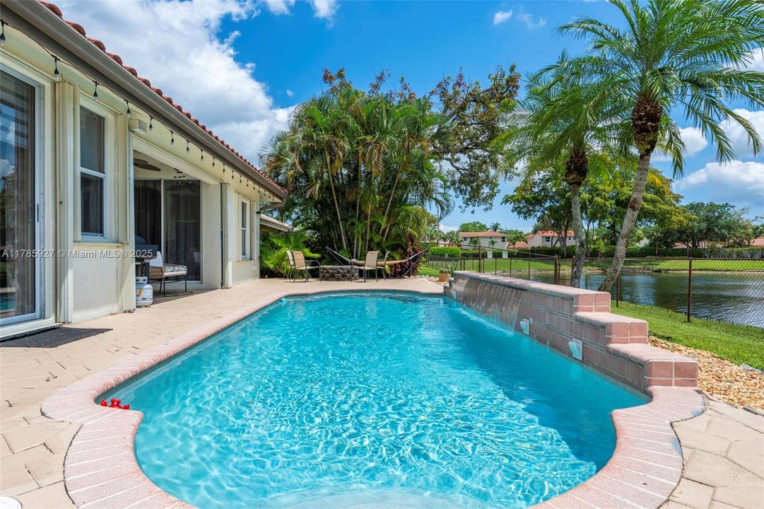 Недавно продано: $714,900 (4 спален, 3 ванн, 2122 Квадратных фут)