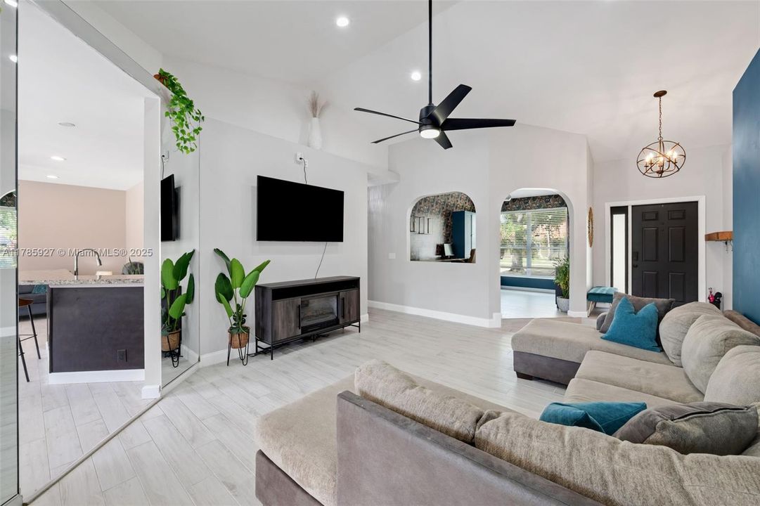 Недавно продано: $714,900 (4 спален, 3 ванн, 2122 Квадратных фут)