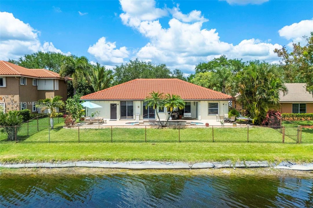 Недавно продано: $714,900 (4 спален, 3 ванн, 2122 Квадратных фут)