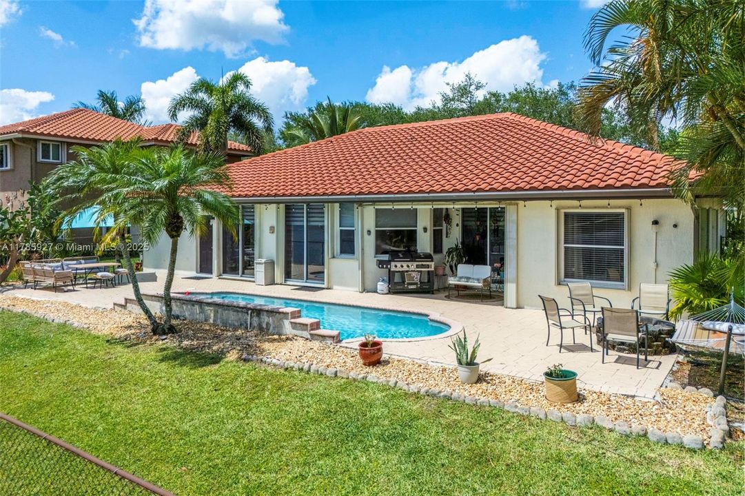 Недавно продано: $714,900 (4 спален, 3 ванн, 2122 Квадратных фут)