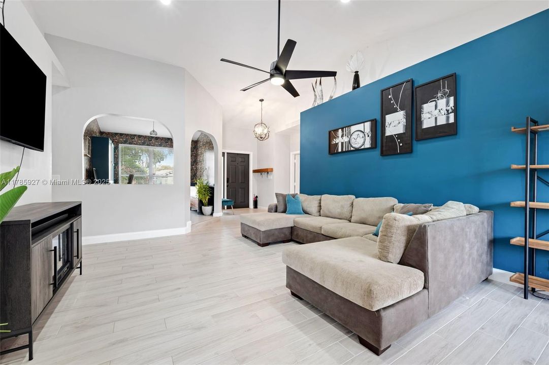 Недавно продано: $714,900 (4 спален, 3 ванн, 2122 Квадратных фут)