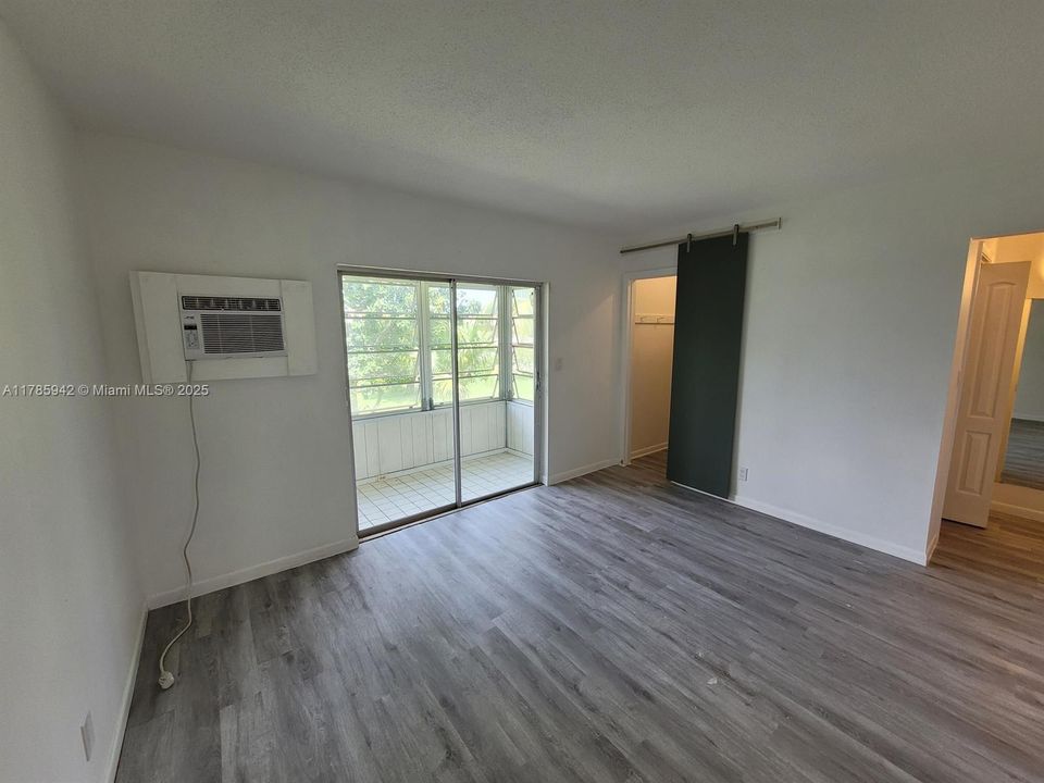 待售: $129,000 (1 贝兹, 1 浴室, 646 平方英尺)