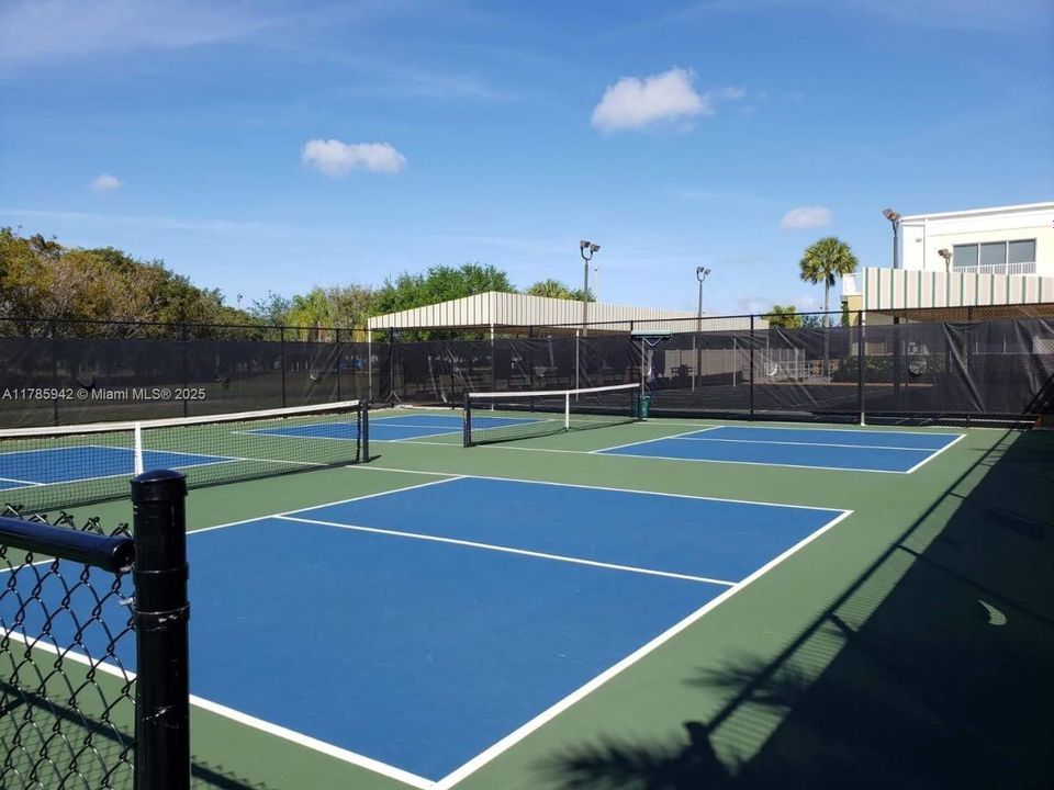 待售: $129,000 (1 贝兹, 1 浴室, 646 平方英尺)